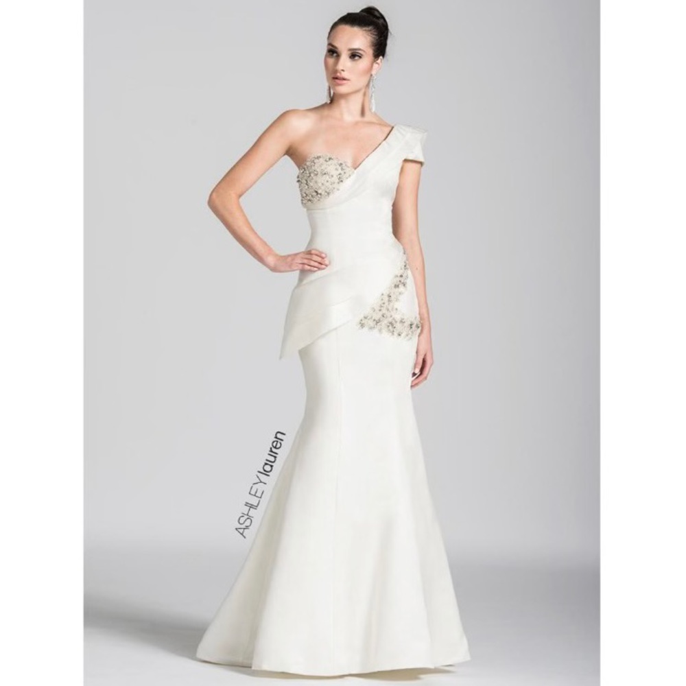 🤍 Ashley Lauren Gown